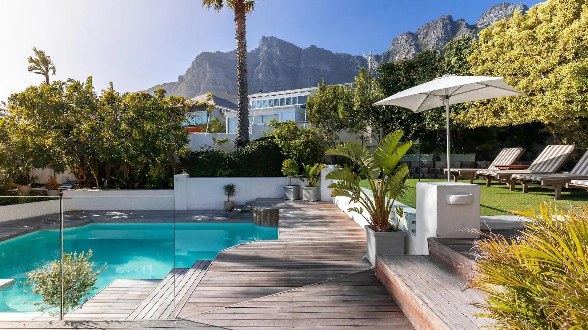 Maison De La Mer - Luxury Camps Bay Villa With Pool And Ocean View Cape Town